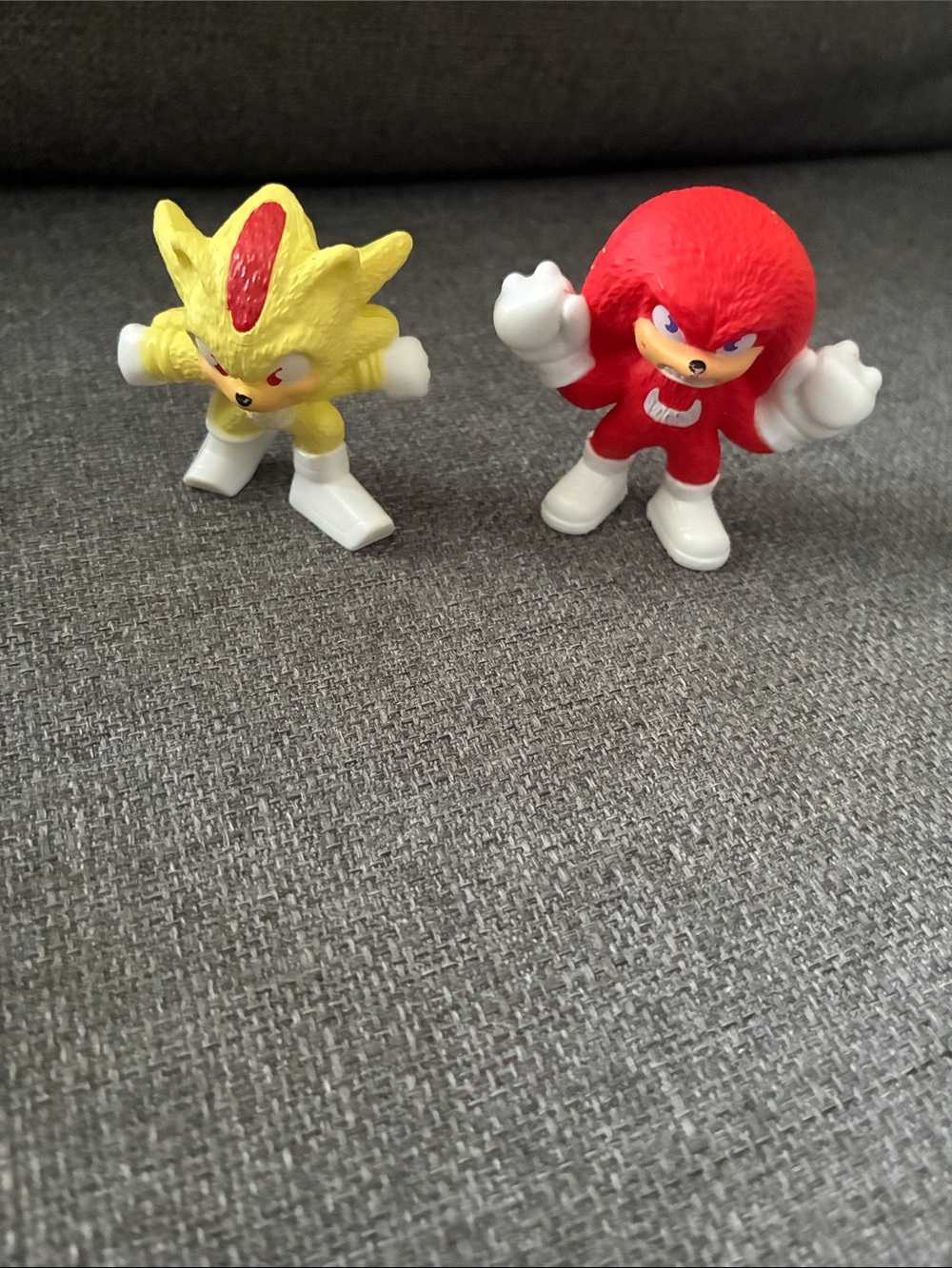 2 Sonic the Hedgehog Figures